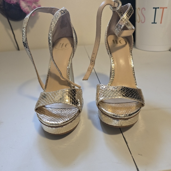 Jennifer Lopez Gold Strappy Heels with Ankle Strap - Picture 3 of 5